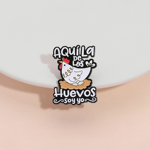 Lustige Cartoon Henne Emaille Brosche Pin Mit Spanischem Slogan Legierung Tier Abzeichen Für Kleidung Tasche Hut Deko Schmuck