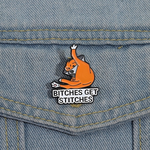 Broche Émail Chien Drôle Avec Collerette Élisabéthaine Slogan en Alliage pour Sac à Dos Accessoires de Vêtement