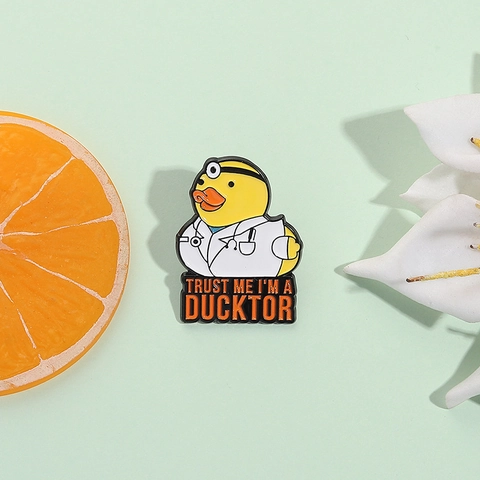 Divertente Spilla Smaltata Papera Dottore Trust Me I'm A Ducktor Lega di Zinco Spilla Distintivo Per Personale Medico Studenti