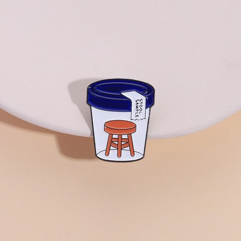 Kreative Stool Sample Wortspiel Emaille Anstecknadel Medizinische Flasche Holzhocker Brosche Abzeichen Für Kleidung Taschen