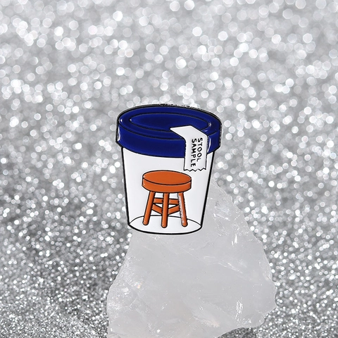 Lustige Medizinische Stool Sample Emaille Anstecknadel Legierung Wortspiel Probenbecher Brosche Für Ärzte Krankenschwestern Kleidung Zubehör Abzeichen Schmuck Geschenk
