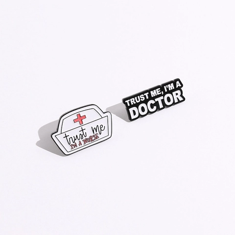 Minimalist Creative Zinc Alloy Medical Enamel Brooch Badge Nurse Hat Red Cross Trust Me I'M A NURSE DOCTOR Pin For Healthcare Workers Gift Jewelry