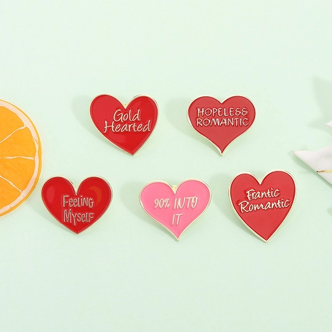 Spilla in Lega Smaltata a Forma di Cuore Cartone Animato Placcato Oro Rosso Rosa con Slogan Inglese per Decorazione Abbigliamento
