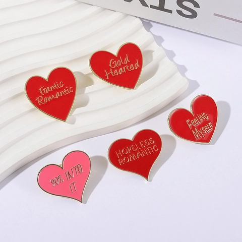 Spilla in Smalto a Cuore Con Lettere Romantica in Lega di Zinco Rossa Rosa Verniciata Slogan Distintivo Decorazione per Vestiti Zaino Regalo
