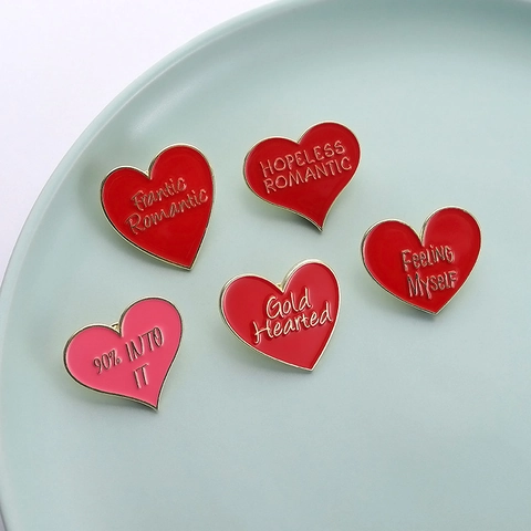 Spilla in Lega Smaltata a Forma di Cuore Cartone Animato Placcato Oro Rosso Rosa con Slogan Inglese per Decorazione Abbigliamento