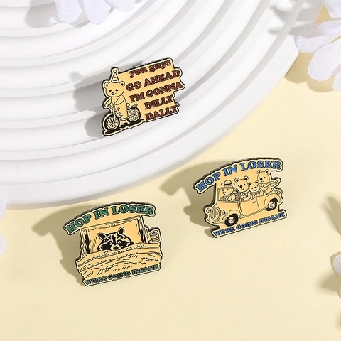Lustige Cartoon Tier Emaille Pin Set Legierung Bär Fährt Auto Waschbär Humorvolles Zitat Brosche Abzeichen Für Kleidung Tasche