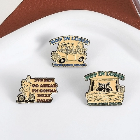 Lustige Cartoon Tier Emaille Pin Set Legierung Bär Fährt Auto Waschbär Humorvolles Zitat Brosche Abzeichen Für Kleidung Tasche