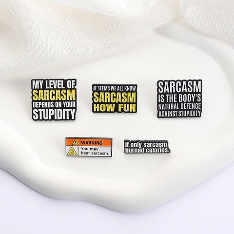 Pines de Esmalte con Letras Inglesas Humorísticas y Sarcásticas Broche de Aleación de Zinc con Frases Divertidas Insignia para Ropa Bolsos