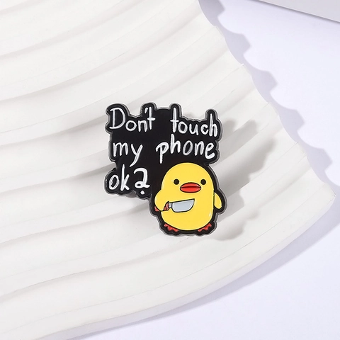 Cartoon Kleine Gelbe Ente Mit Messer Emaille Pin Lustiges Tier Abzeichen Brosche Don't Touch My Phone Personalisierter Schmuck