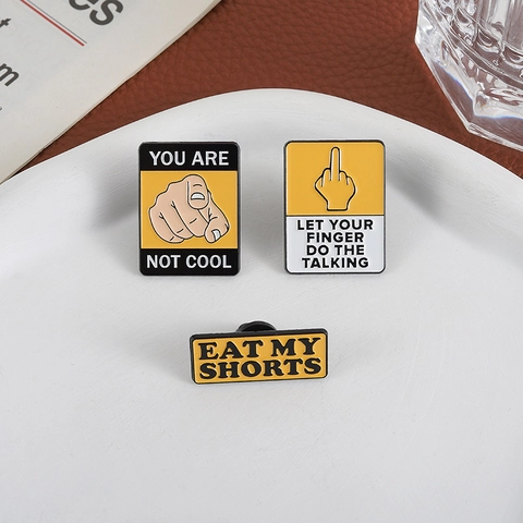 Divertente Spilla Smaltata Cartello di Avvertimento Giallo in Lega di Zinco Con Slogan Eat My Shorts per Zaino Vestiti Gioielli