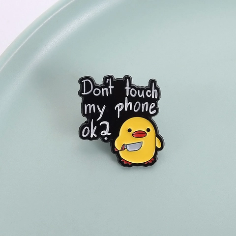 Lustige Gelbe Ente Mit Messer Emaille Pin Don't Touch My Phone Ok Schriftzug Cartoon Tier Brosche Abzeichen Für Kleidung Taschen