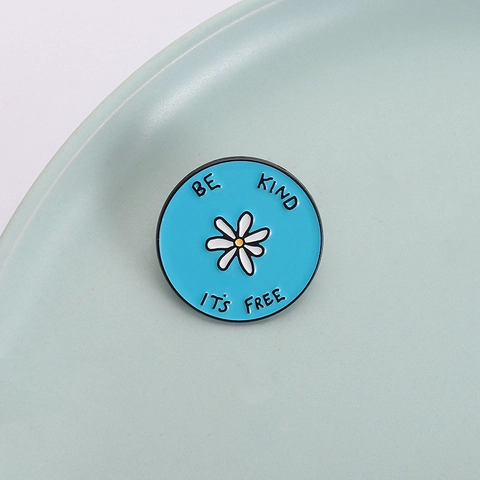 Simple Pin de Esmalte Redondo Azul Cielo Broche de Flor de Margarita Con Eslogan Positivo Be Kind Insignia de Aleación de Zinc