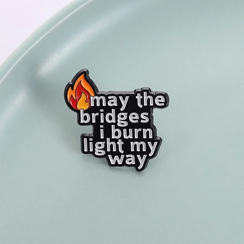 May The Bridges I Burn Light My Way Quote Emaille Broche Gepersonaliseerde Vlam Zinklegering Pin Badge Student Sieraden