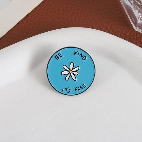 Pin's en Émail Be Kind It's Free Broche Marguerite Ronde Bleue en Alliage Badge Bijoux Inspirants Accessoire Sac à Dos Femme