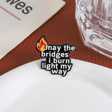 Vlam Emaille Pin Citaat Badge Zinklegering Broche Inspirerend May The Bridges I Burn Light My Way Voor Rugzak Kleding Sieraden