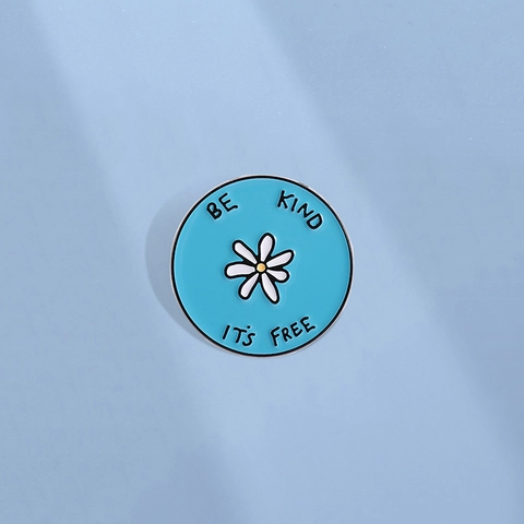 Simple Pin de Esmalte Redondo Azul Cielo Broche de Flor de Margarita Con Eslogan Positivo Be Kind Insignia de Aleación de Zinc
