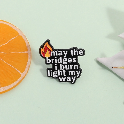 Broche en Émail avec Citation Inspirante May The Bridges I Burn Light My Way Badge Flamme Bijoux de Mode en Alliage Personnalisés