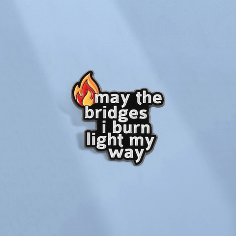 May The Bridges I Burn Light My Way Quote Emaille Broche Gepersonaliseerde Vlam Zinklegering Pin Badge Student Sieraden