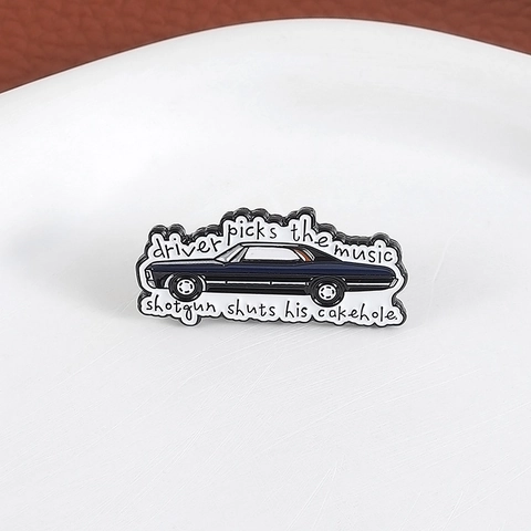 Supernatural Driver Picks The Music Spilla Smaltata in Lega di Zinco Spilla Auto Nera Vintage Stile Americano Distintivo per Abbigliamento Borse Unisex