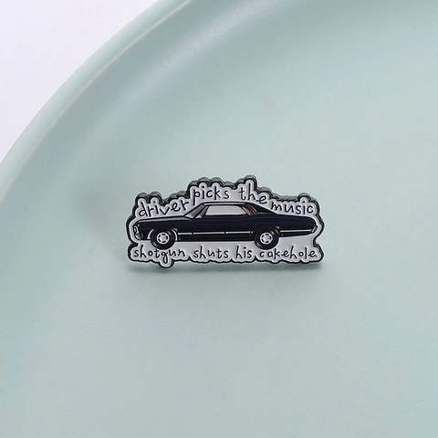 Spilla in Smalto Auto Nera Vintage Con Citazione Inglese Driver Picks The Music Distintivo Brosche in Lega per Zaino Abbigliamento Unisex Gioielli Regalo