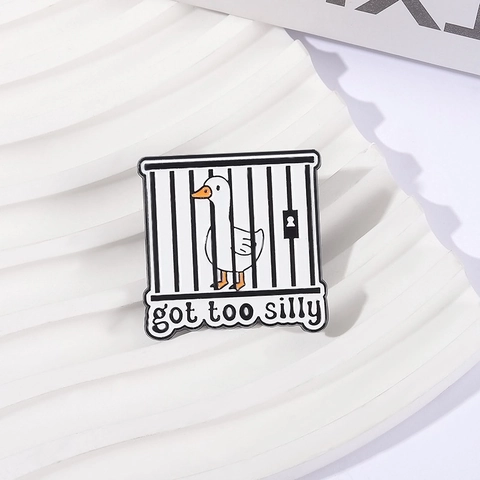 Pin de Esmalte Divertido Silly Goose En Jaula Insignia Meme Got Too Silly Broche de Animal de Dibujos Animados para Mochila Chaqueta
