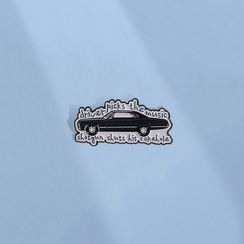 Spilla in Smalto Auto Nera Vintage Con Citazione Inglese Driver Picks The Music Distintivo Brosche in Lega per Zaino Abbigliamento Unisex Gioielli Regalo