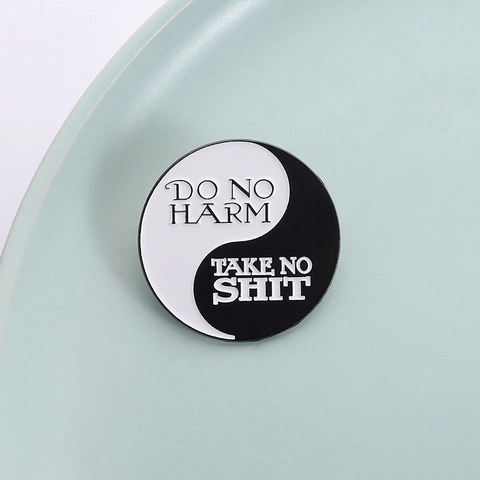 Épinglette en Émail Yin Yang Broche Tai Chi en Alliage Badge Rond Do No Harm Take No Shit Lettrage Motivateur Épingle de Revers pour Sac à Dos Veste Bijoux Unisexe