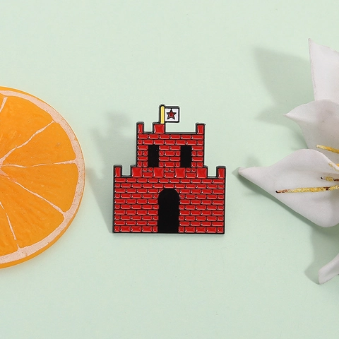 Spilla in Smalto a Forma di Castello Rosso Pixel Cartoon Creativa Distintivo in Metallo Lega Personalizzato per Vestiti Zaino