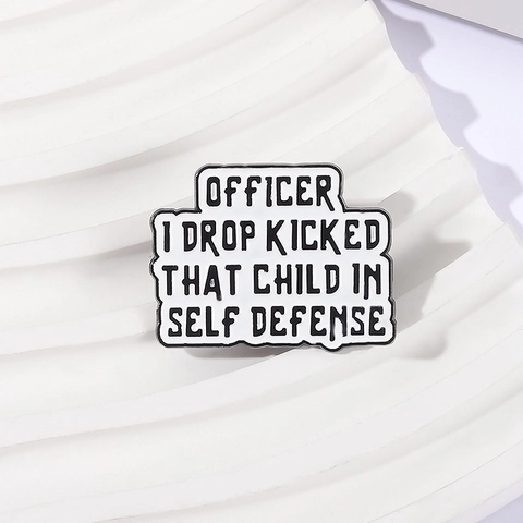 Lustiger Spruch Emaille Pin Officer I Drop Kicked That Child In Self Defense Legierung Brosche Abzeichen Für Kleidung Rucksack Hut Dekor