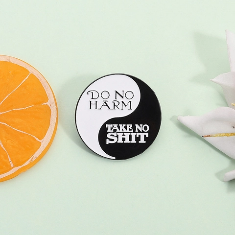 Épinglette en Émail Yin Yang Broche Tai Chi en Alliage Badge Rond Do No Harm Take No Shit Lettrage Motivateur Épingle de Revers pour Sac à Dos Veste Bijoux Unisexe