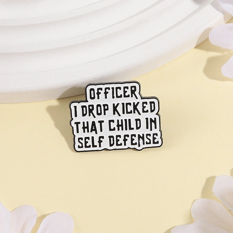 Αστείο Έμβλημα Σμάλτου Meme Officer I Drop Kicked That Child In Self Defense Καρφίτσα από Κράμα Σήμα Κειμένου για Σακίδιο Τζάκετ