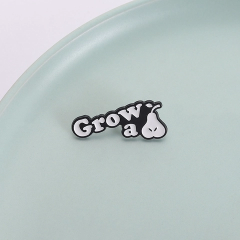 Minimalistische Grow A Pear Emaille Pin Creatieve Zwart Wit Zinklegering Fruit Letter Woordspeling Broche Badge Voor Kleding