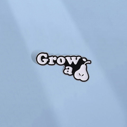 Minimalistische Grow A Pear Emaille Pin Creatieve Zwart Wit Zinklegering Fruit Letter Woordspeling Broche Badge Voor Kleding