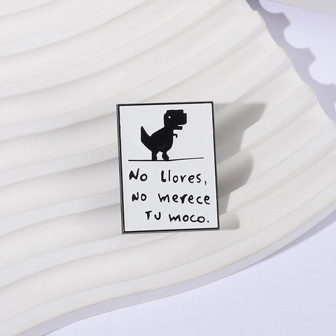 Spilla in Lega Dinosauro Pixel Slogan Spagnolo No Llores No Merece TU Moco Pin Smaltata Gioielli Decorativi per Abbigliamento