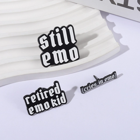 Emo Slogan Schriftzug Emaille Brosche Pin Still Emo Retired Emo Kid Cries In Emo Gothic Abzeichen Für Kleidung Rucksack