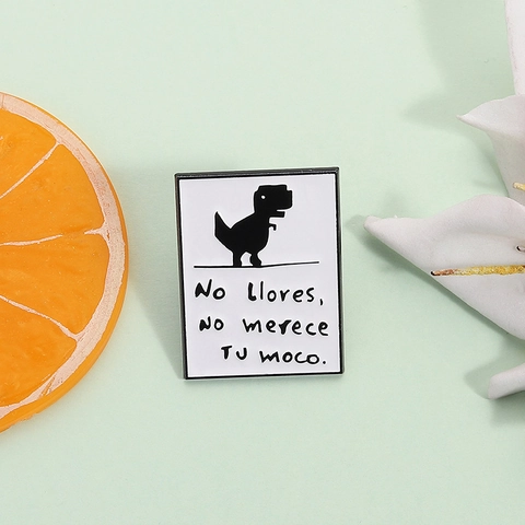 Spilla in Lega Dinosauro Pixel Slogan Spagnolo No Llores No Merece TU Moco Pin Smaltata Gioielli Decorativi per Abbigliamento