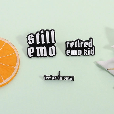 Still Emo Retired Emo Kid Cries In Emo Emaille Pins Metall Abzeichen Broschen Für Kleidung Tasche Dekoration Unisex Schmuck