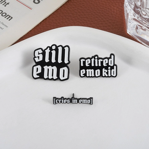 Lustige Emo Brief Zinklegierung Emaille Brosche Gotisch Still Emo Retired Emo Kid Cries In Emo Pin Abzeichen Für Kleidung Rucksack Zubehör
