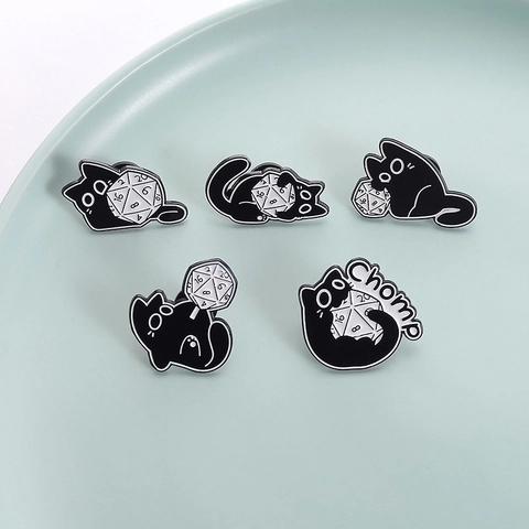 Creativa Spilla in Smalto Gatto Nero e Dado Poliedrico in Lega di Zinco Simpatico Animale Distintivo Pin per Vestiti Borse Regalo