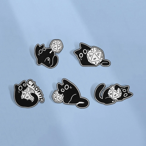 Creativa Spilla in Smalto Gatto Nero e Dado Poliedrico in Lega di Zinco Simpatico Animale Distintivo Pin per Vestiti Borse Regalo