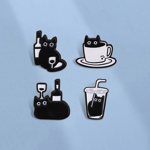 Divertente Spilla in Smalto Gatto Nero Cartone Animato Tazza da Caffè Bottiglia di Vino Lega Spilla per Zaino Abbigliamento Accessori Regalo Donna Uomo Gioielli