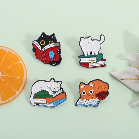 Linda Gato de Dibujos Animados Leyendo un Libro Pin de Esmalte Broche de Aleación Insignia de Animal Personalizada para Ropa Bolsos Joyería Regalo