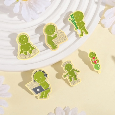 Grappige Groene Kleine Man Emaille Broche Pin Creatieve Cartoon Zinklegering Gelakt Reversspeld Voor Rugzak Kleding Decor Cadeau Unisex