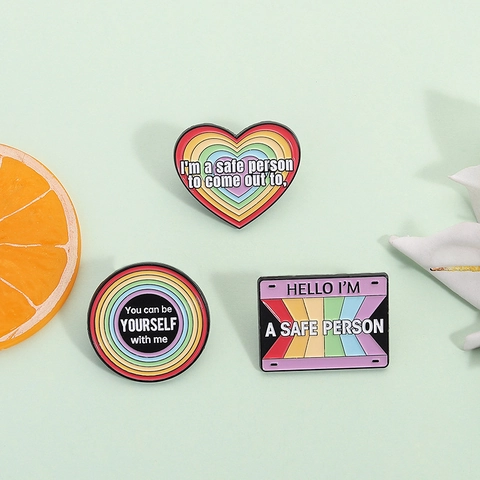Set di Spille in Smalto Arcobaleno in Lega Pride Support Distintivo Citazione Ispiratrice Cuore Rotondo per Decorazione Vestiti