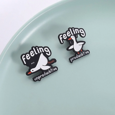 Spilla a Forma di Anatra in Smalto Cartone Animato Gioco di Parole Feeling Producktive Lega di Zinco Distintivo Decorativo