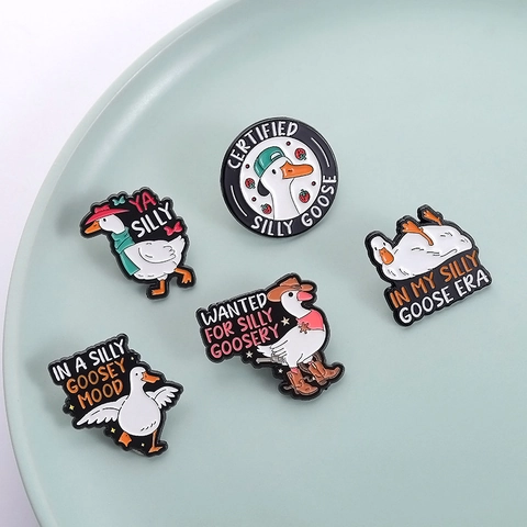 Lustige Weiße Silly Goose Emaille Pin Zinklegierung Cartoon Tier Abzeichen Slogan Brosche Für Rucksack Kleidung Damen Herren
