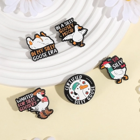 Lustige Silly Goose Era Emaille Pin Legierung Cartoon Ente Gans Brosche Humorvolles Tier Abzeichen Schmuck Geschenk Für Rucksack Kleidung Dekoration