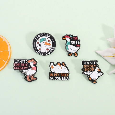 Divertente Spilla in Smalto Silly Goose Cartoon Animale Spilla Slogan Particolare Distintivo in Metallo per Zaino Vestiti Giacca Gioielli Decorativi Regalo