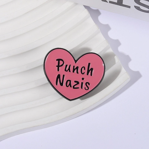 Semplice Spilla in Lega a Forma di Cuore Rosa Distintivo Creativo con Slogan Accessorio di Gioielleria Personalizzato per Unisex