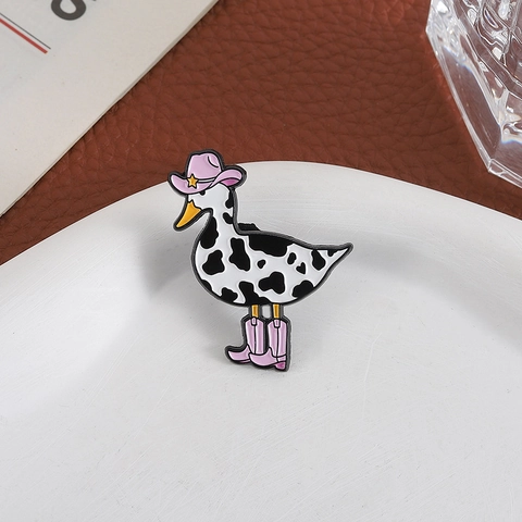 Spilla in Lega Smaltata Cowboy Anatra Cappello Rosa Motivo Mucca Animale Spilla da Risvolto Divertente Distintivo Cartoon per Vestiti